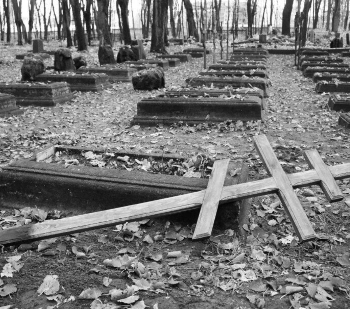 Можно ли ухаживать за чужими могилами на кладбище?