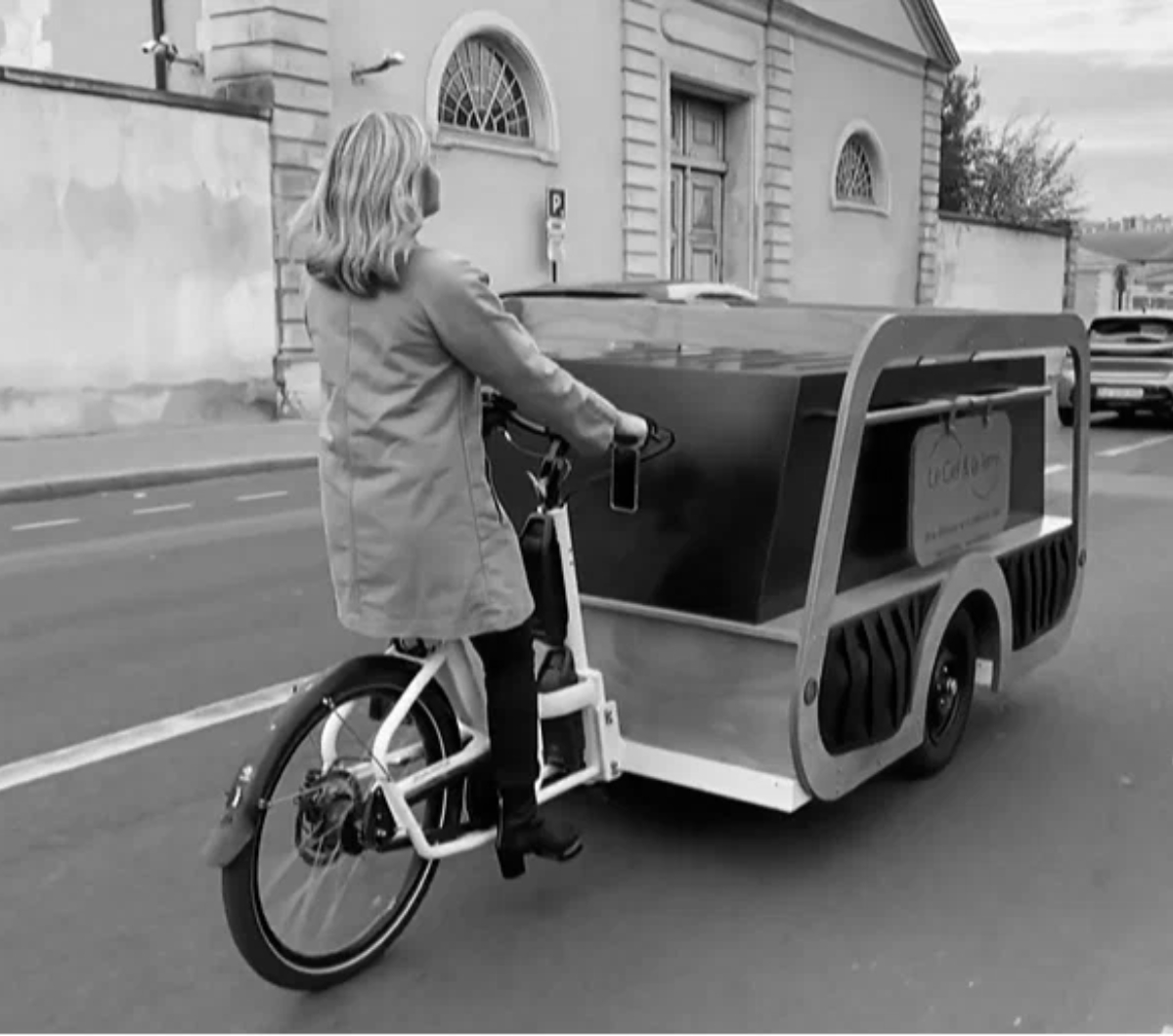 В последний путь - на велосипеде-катафалке